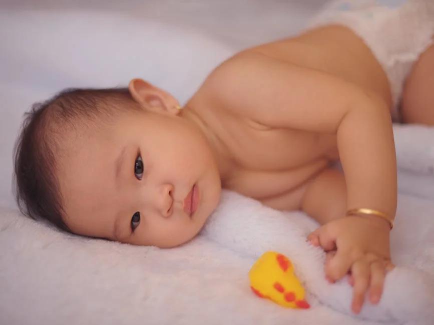 Trẻ sơ sinh ngủ không sâu giấc kèm giật mình dấu hiệu bệnh gì?