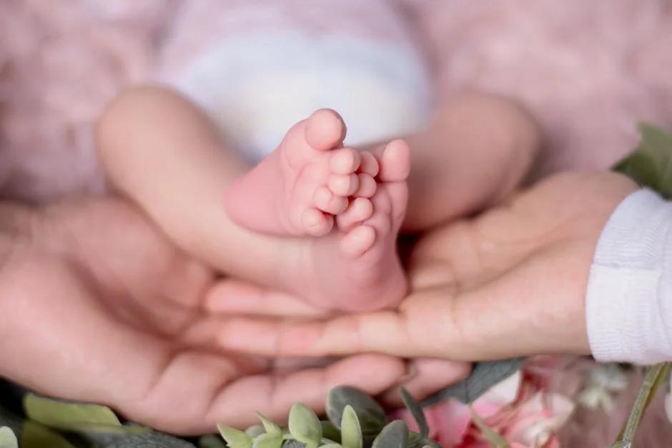 Trẻ sơ sinh bị run chân tay có nguy hiểm không?