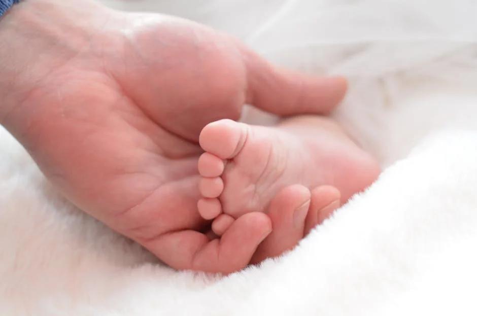 Trẻ bị tay chân miệng bôi gì nhanh khỏi? Lưu ý gì khi sử dụng?