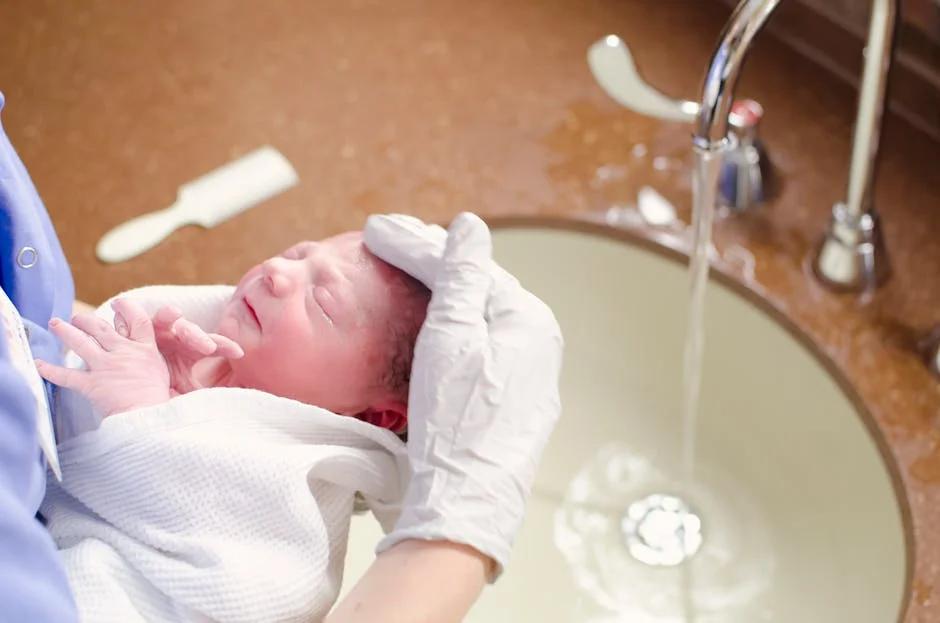 Trẻ sơ sinh bị tiêu chảy: Nguyên nhân, xử lý và phòng ngừa