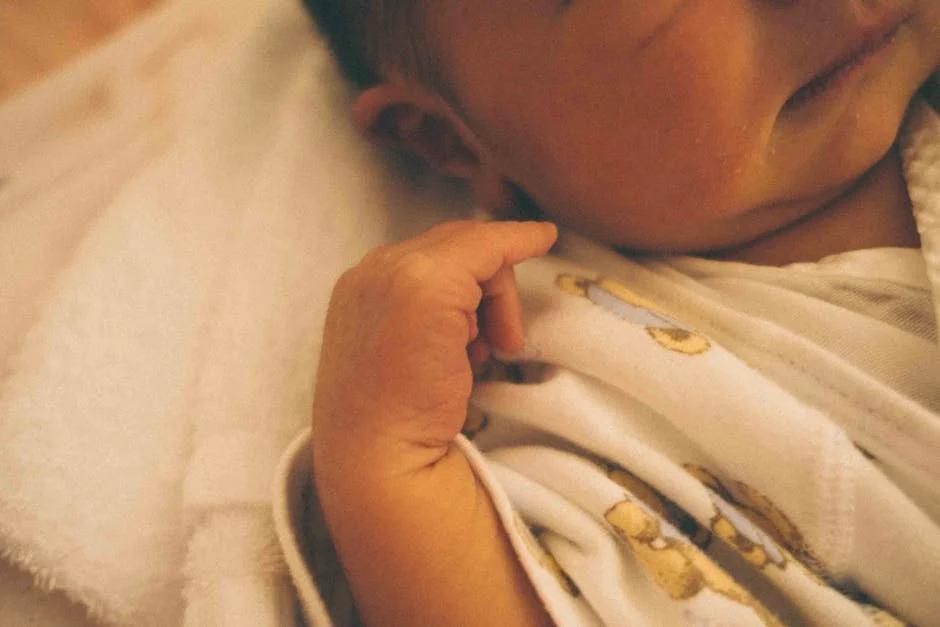 Trẻ sơ sinh bị loang trắng vùng da lưng có sao không?