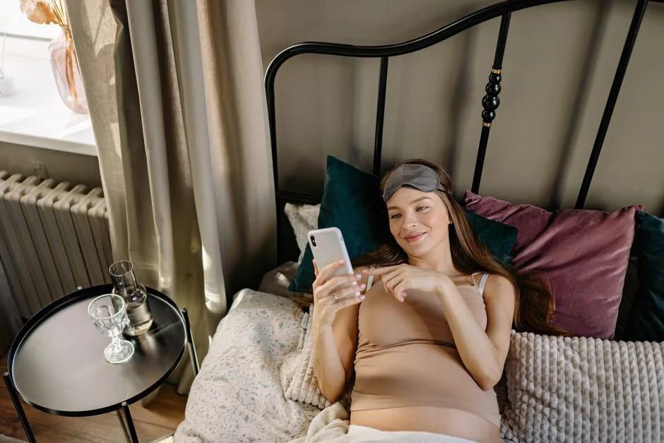 Tư thế ngủ nghiêng trái cho bà bầu: Hướng dẫn chi tiết từng tuần thai kỳ và cách dùng gối đỡ