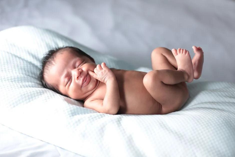 Hướng dẫn chi tiết cách xử lý rụng rốn ở trẻ sơ sinh: Dấu hiệu nhiễm trùng, vệ sinh đúng cách và thời gian lành