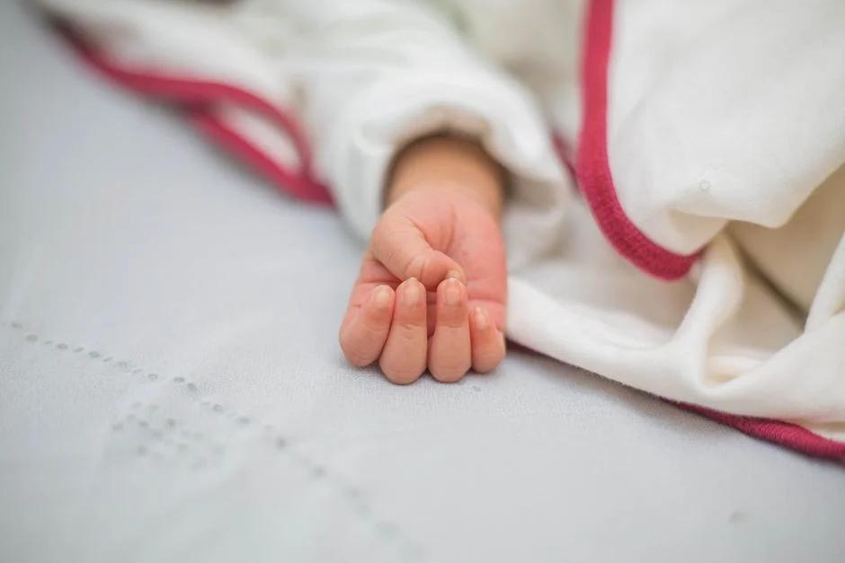 Trẻ sơ sinh ngủ không sâu giấc, hay giật mình: Nguyên nhân do thiếu chất gì và cách bổ sung hiệu quả?