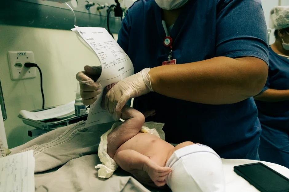 Quan hệ sau sinh mổ: Bao lâu thì an toàn và cách chăm sóc vết mổ để vợ chồng gần gũi trở lại