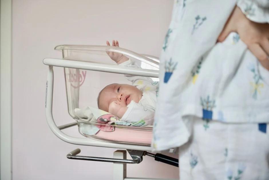 Trẻ sơ sinh đi ngoài phân xanh đen có sao không?