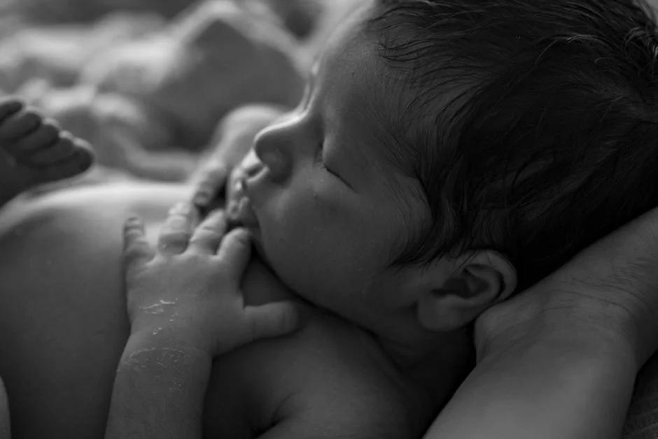Hướng dẫn tắm cho bé sơ sinh vào mùa đông: 7 bước giữ ấm và an toàn không lo bé bị cảm lạnh