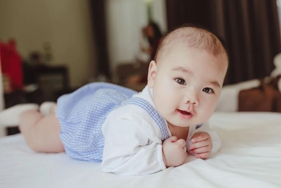 Bé 1 Tháng Tuổi Nhìn Được Xa Bao Nhiêu? Hướng Dẫn Kích Thích Thị Giác Cho Trẻ Sơ Sinh