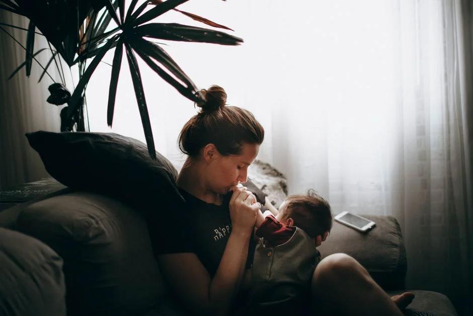 Hướng dẫn chi tiết: Có nên cho trẻ sơ sinh nằm điều hòa 24/24? Cách dùng điều hòa an toàn cho bé