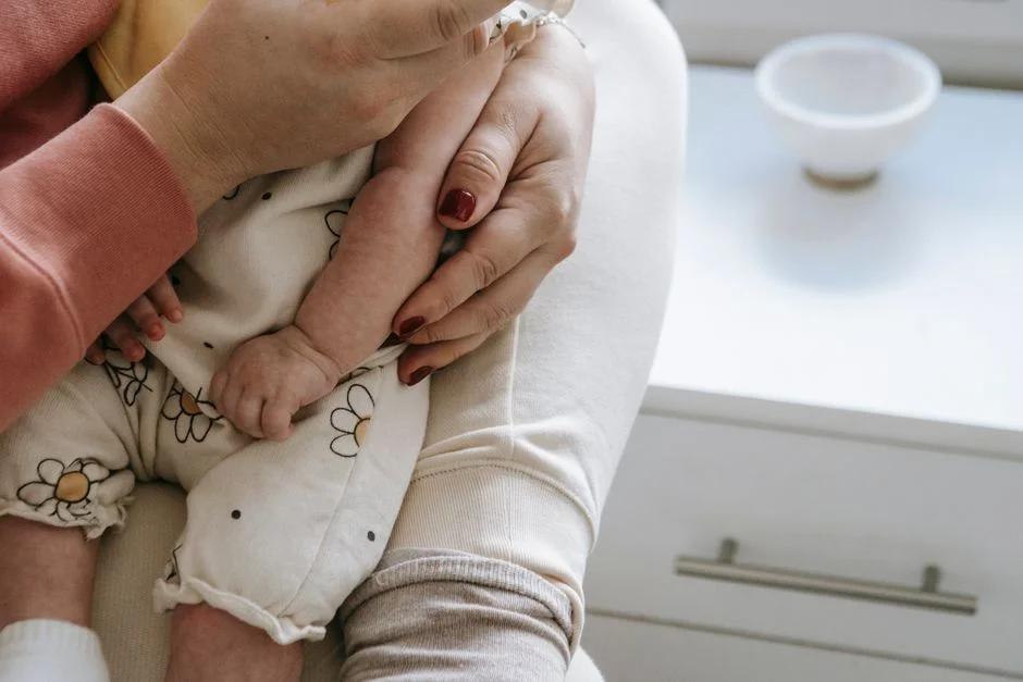 Cách nhận biết và xử lý trẻ sơ sinh bị nấc cụt đúng chuẩn: Nguyên nhân, mẹo dân gian và khi nào cần gặp bác sĩ