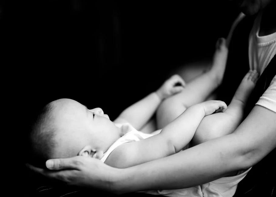 Hướng dẫn chi tiết cách chăm sóc trẻ sơ sinh mùa hè: Nhiệt độ phòng, quần áo, dinh dưỡng và dấu hiệu sốc nhiệt