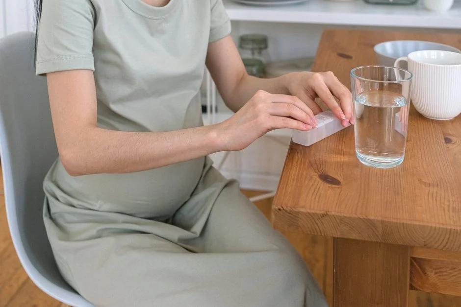 Uống thuốc tránh thai khẩn cấp có hại không? Tác dụng phụ là gì?