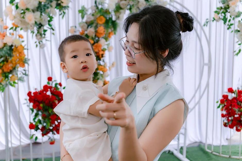 Bé tập đi chân vòng kiềng: Nguyên nhân, cách khắc phục và khi nào cần gặp bác sĩ