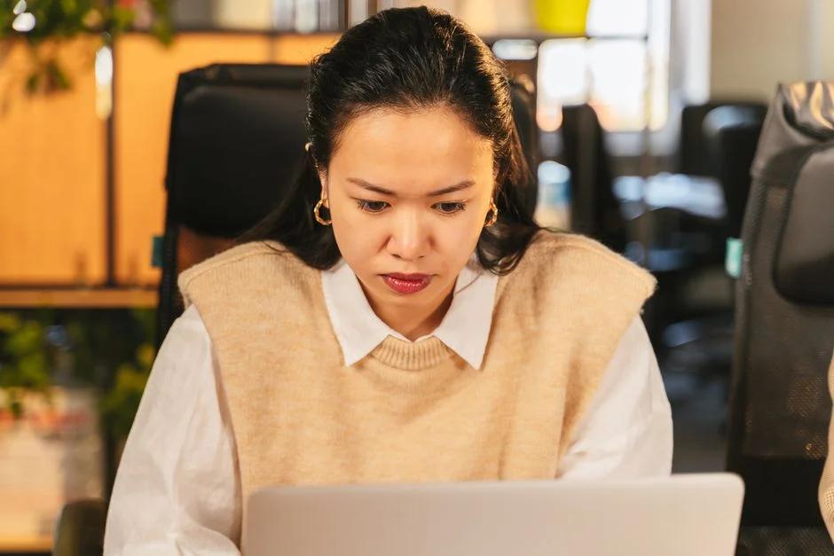 Mẹ bầu đi làm 3 tháng cuối: Bí quyết cân bằng công việc và bổ sung dinh dưỡng để mẹ khỏe, con tăng cân