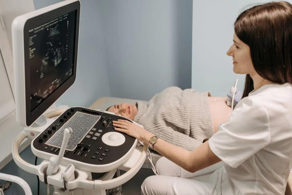 Hướng dẫn chi tiết cách đếm cơn co từ tuần 36: Khi nào cần nhập viện ngay?