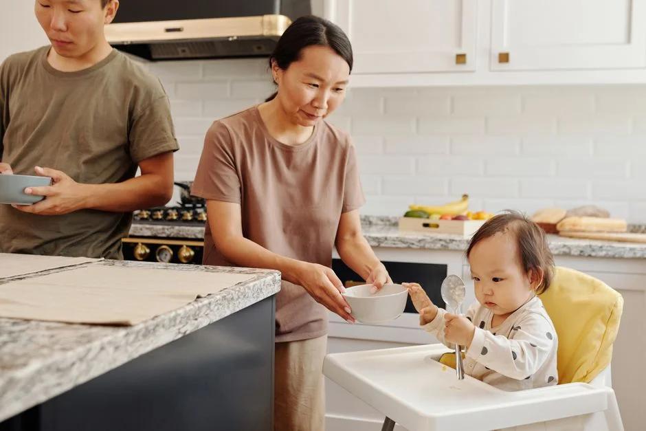 Bảng cân nặng chuẩn của trẻ sơ sinh theo tháng: Mẹ cần theo dõi thế nào để con không suy dinh dưỡng hay béo phì?