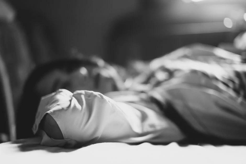 Bé bị rối loạn tiêu hóa, ra nhiều mồ hôi, ngủ không ngon giấc và hay giật mình có sao không?