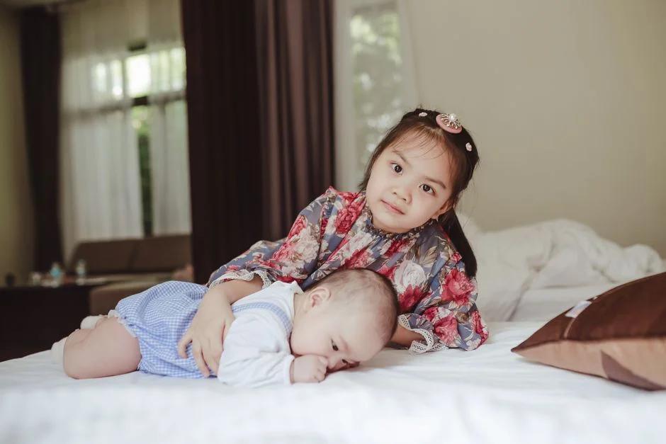 Tiêm 6in1 có cần uống rota không? Uống cùng lúc được không?