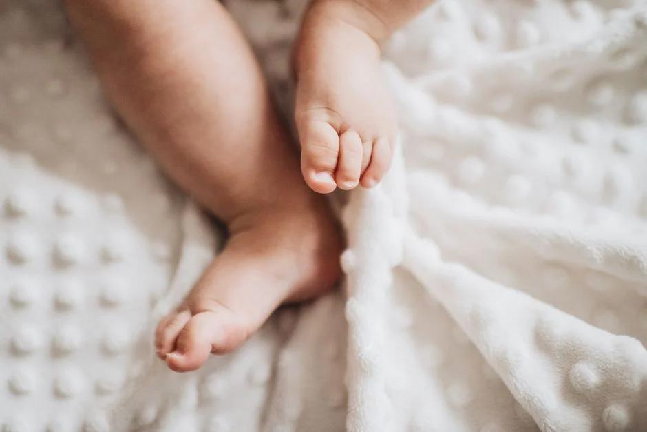 Trẻ sơ sinh đi ngoài nhiều lần, phân có hạt kèm bọt là bệnh gì?