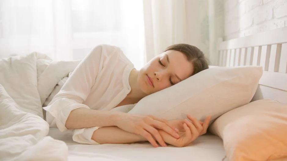 Tư thế ngủ nghiêng trái cho bà bầu: Lợi ích, cách thực hiện đúng và mẹo giảm đau lưng
