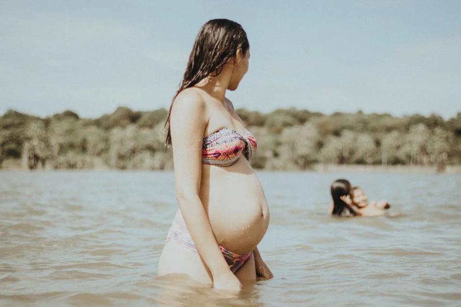 Mẹo giảm ốm nghén hiệu quả cho mẹ bầu 3 tháng đầu: Ăn gì, uống gì và khi nào cần gặp bác sĩ?