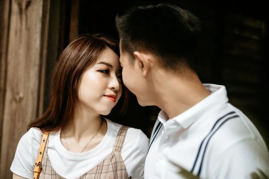 Bước qua người chồng mấy lần thì hết nghén? Sự thật khoa học và mẹo dân gian giúp 'chồng nghén thay vợ'