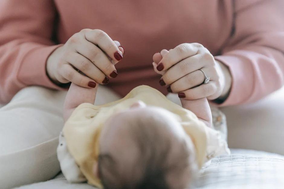 Hướng dẫn chi tiết cách xử lý trẻ sơ sinh bị nghẹt mũi tại nhà: Từ nhỏ mũi, hút mũi đến dùng máy tạo độ ẩm