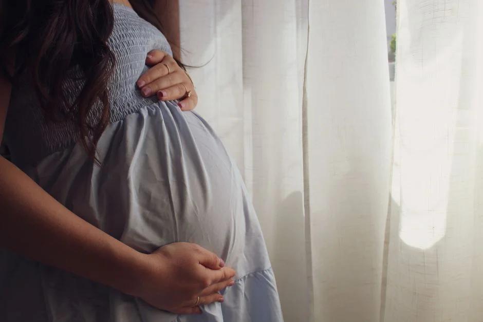 Thai ngôi ngang tuần 37-40: Mẹ cần làm gì để tăng khả năng xoay đầu, tránh sinh mổ bắt buộc?