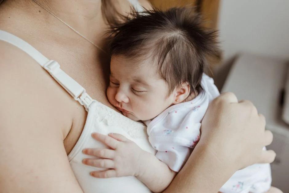 Rốn trẻ sơ sinh sau rụng có mùi hôi có sao không?