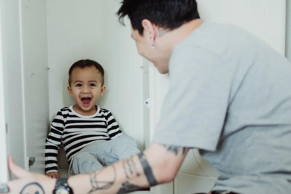 Vì sao trẻ 2-3 tuổi hay cắn, đánh và cách dạy trẻ kiểm soát hành vi theo từng giai đoạn