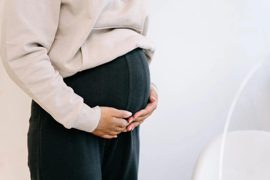 Thai 29-32 tuần: Em bé ít đạp có nguy hiểm không? Cách đếm cử động thai đúng chuẩn và khi nào mẹ cần đi khám ngay