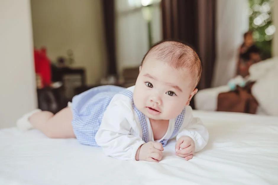 Bảng cân nặng chuẩn của trẻ sơ sinh và trẻ nhỏ theo từng tháng: Con bạn có đang phát triển đúng chuẩn không?