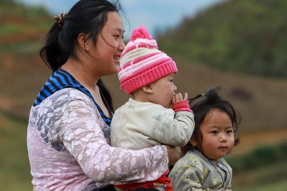 Bé nằm bú có gây viêm tai giữa không? Hướng dẫn tư thế bú đúng chuẩn cho mẹ Việt
