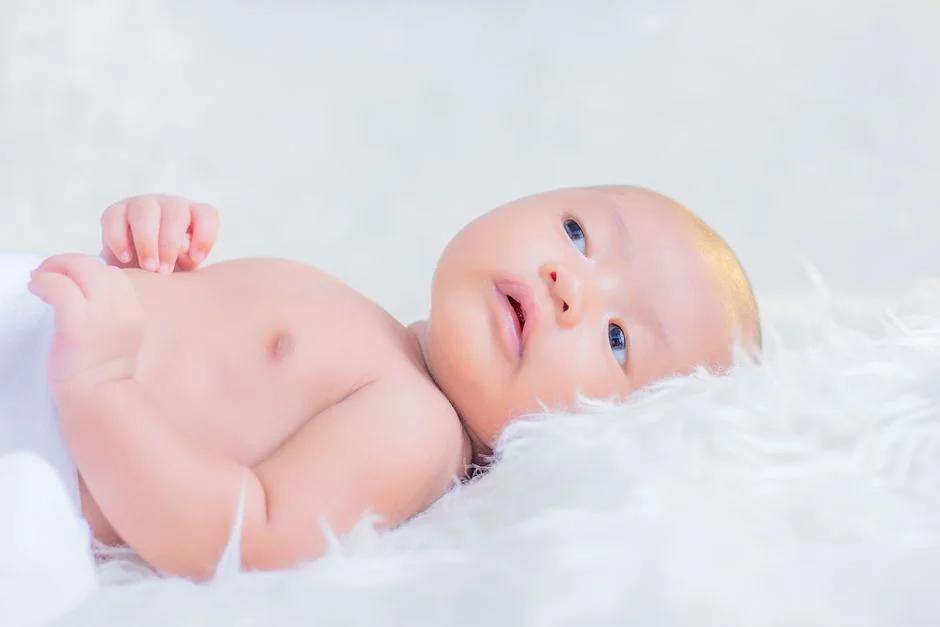 Thay tã cho bé sơ sinh không bị tràn: 7 mẹo chống tràn bỉm ra lưng và đệm mẹ bỉm tập đầu nên lưu lại