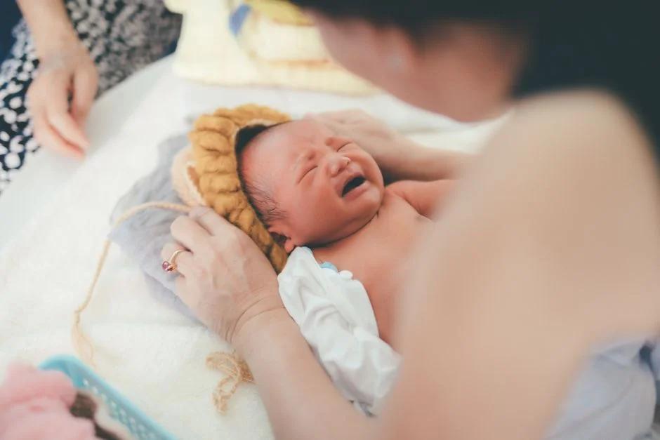 Trẻ sơ sinh bị tiêu chảy nên làm gì? Dấu hiệu, nguyên nhân và cách xử trí