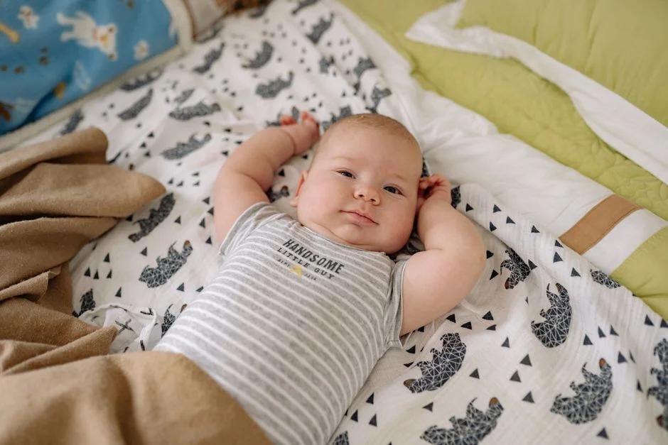 Trẻ sơ sinh 3 tháng tuổi được 5.2 kg và dài 59cm có chậm phát triển không?