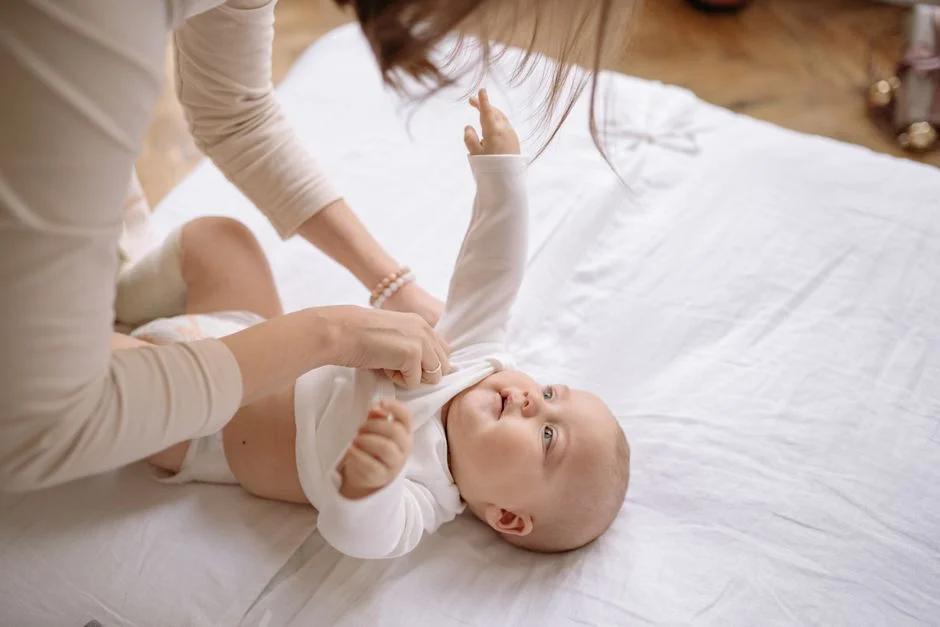 Trẻ đi tiêm phòng về bị táo bón: Dấu hiệu nhận biết và cách xử trí