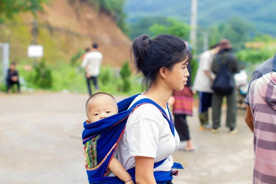 Có nên cho trẻ tập ngồi, tập đứng, tập đi sớm không?