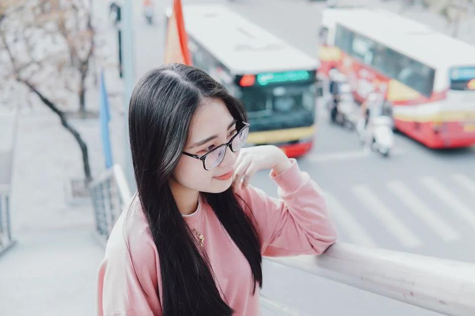 Ra khí hư màu nâu đen có bất thường không? Nguyên nhân là gì?