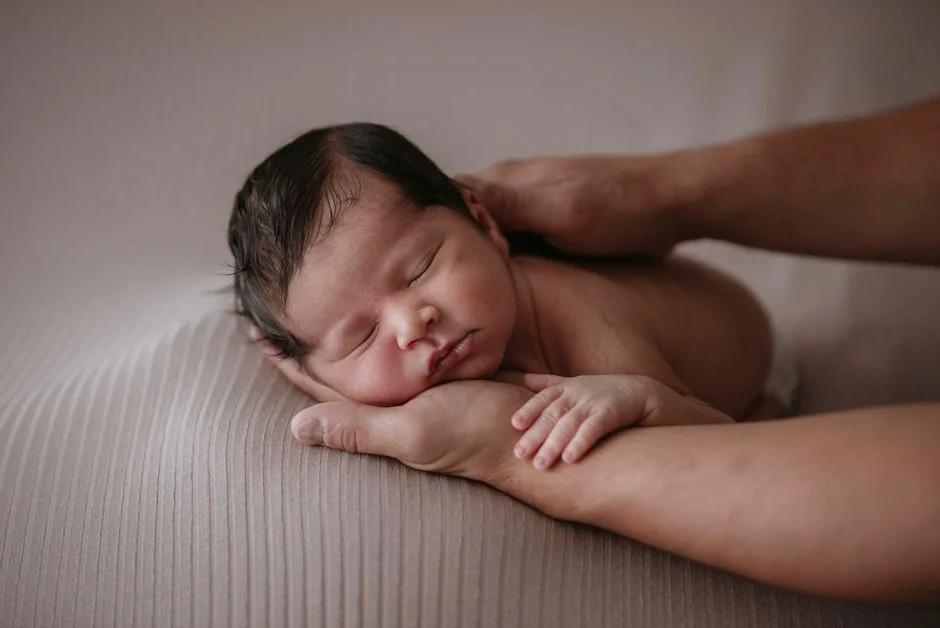 Bé ngủ không sâu giấc nên xử lý ra sao?