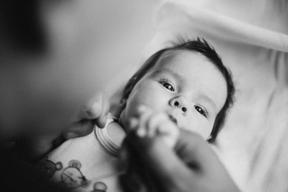 Hướng dẫn tắm bé sơ sinh tại nhà đúng cách: Từ chuẩn bị nước, nhiệt độ phòng đến từng bước tắm an toàn cho bé