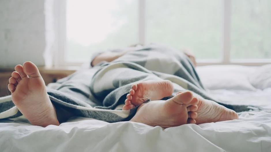 5 tư thế ngủ giúp mẹ bầu khỏe suốt thai kỳ: Nằm nghiêng trái đúng cách và những lưu ý theo từng tam cá nguyệt