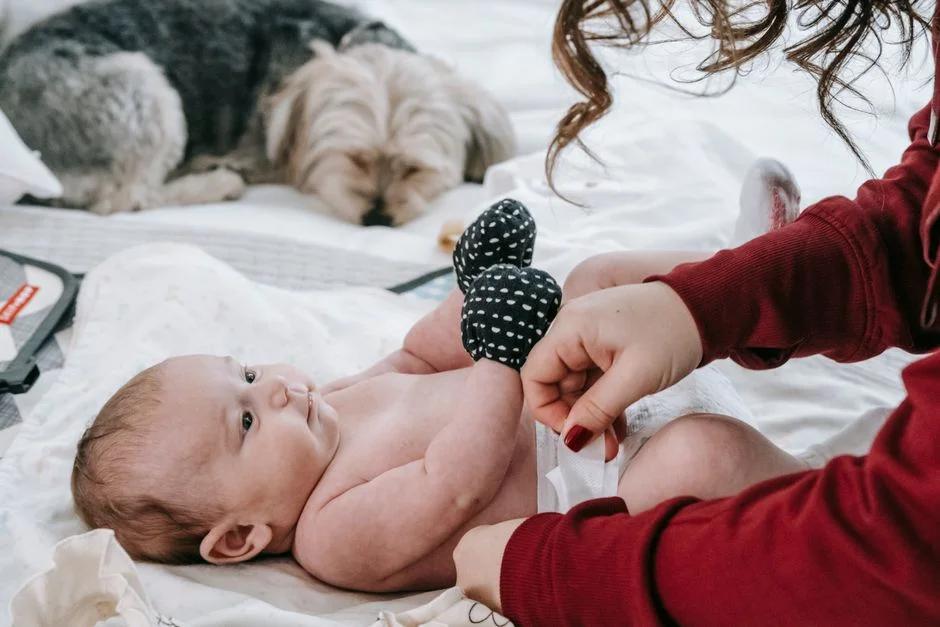 Bé hiếu động không chịu nằm yên khi thay tã: 6 mẹo thực tế giúp mẹ thay bỉm nhanh gọn, an toàn