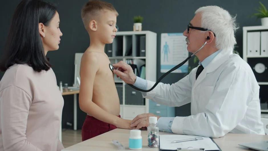 Cách phân biệt tay chân miệng và viêm họng ở trẻ cha mẹ cần biết