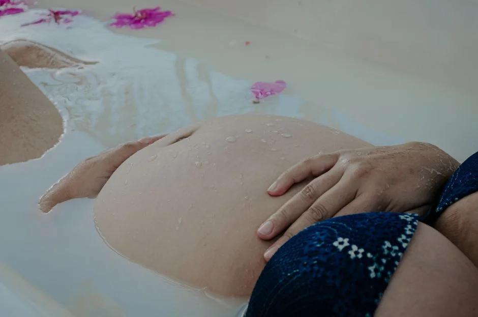 Nên tắm cho bé chưa rụng rốn hàng ngày hay bao nhiêu lần/tuần?