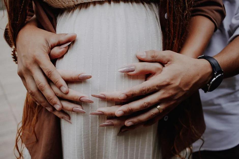 So sánh các phương pháp giảm đau khi sinh: Gây tê ngoài màng cứng, sinh không đau bằng hơi thở và chườm nóng — Mẹ bầu nên chọn gì?