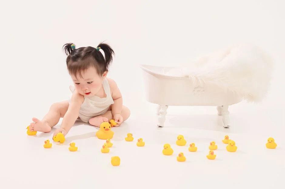 Tắm bé sơ sinh đúng cách: Hướng dẫn chi tiết từng bước cho ba mẹ lần đầu (kèm checklist an toàn)