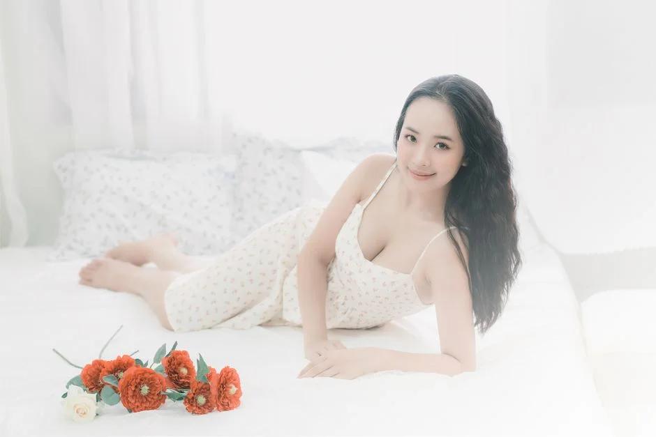 Mang thai tháng thứ 6: 8 mẹo giảm đau lưng và phù chân khi thời tiết miền Nam chuyển mùa mưa nắng thất thường