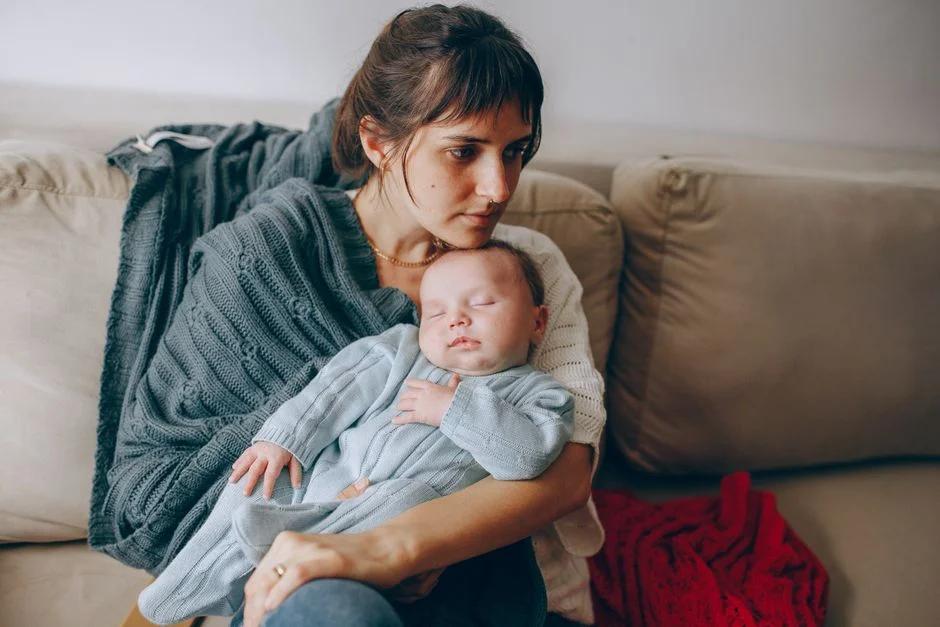 Bé 3 tháng tuổi bú mẹ cứ lắc đầu, ngủ không sâu giấc và quấy khóc: Nguyên nhân và cách xử lý theo từng bước