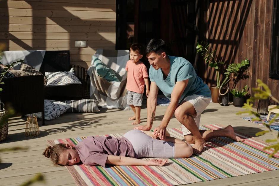 Lấy lại vóc dáng sau sinh tại nhà: 8 cách hiệu quả mẹ nào cũng làm được